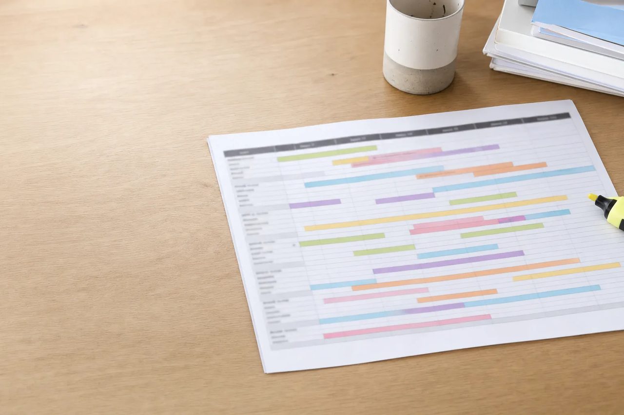 Planning tarifaire hebdomadaire imprimé annoté au surligneur, vu de dessus